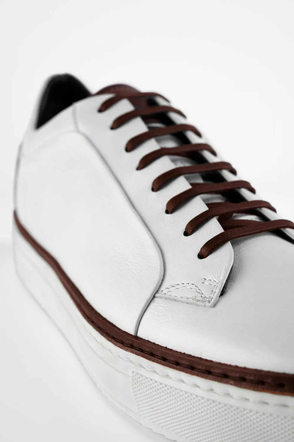 SOHO EDGE white chestnut welted sneakers.